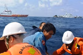 Vượt sóng, cứu ngư dân