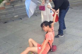 Đeo bám "như đỉa" để bán hoa