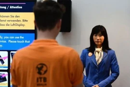 Bất ngờ với robot nói được 4 thứ tiếng