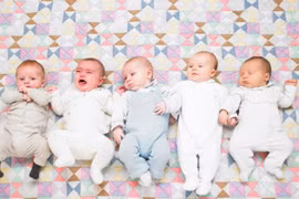 150 tình nguyện viên chăm sóc em bé trong ca sinh 5