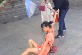 Đeo bám "như đỉa" để bán hoa