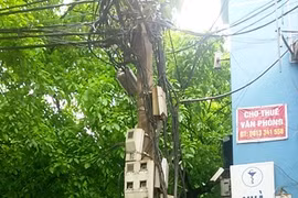 Sớm di dời cột điện để giảm ùn tắc
