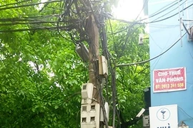 Sớm di dời cột điện để giảm ùn tắc