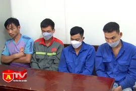 Tranh thủ làm ca đêm, nhóm thợ xây "đá" nắp cống bán lấy tiền tiêu xài