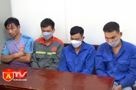 Tranh thủ làm ca đêm, nhóm thợ xây "đá" nắp cống bán lấy tiền tiêu xài