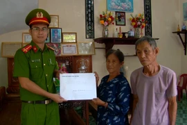 Trao trả 300 triệu đồng cho thương binh bị lừa mua "Bạch quả" 