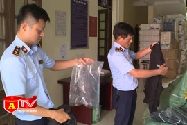 Phát hiện 2 cơ sở kinh doanh hơn 4000 sản phẩm áo chống nắng giả mạo nhãn hiệu