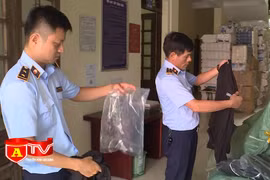 Phát hiện 2 cơ sở kinh doanh hơn 4000 sản phẩm áo chống nắng giả mạo nhãn hiệu