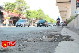 Mặt đường nham nhở dưới tuyến đường sắt Nhổn - Ga Hà Nội