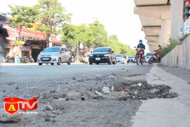 Mặt đường nham nhở dưới tuyến đường sắt Nhổn - Ga Hà Nội