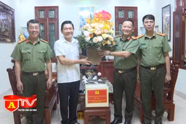 Thăm, tặng quà các đồng chí nguyên lãnh đạo CATP Hà Nội và thân nhân liệt sỹ CAND