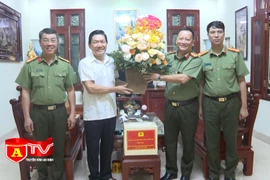 Thăm, tặng quà các đồng chí nguyên lãnh đạo CATP Hà Nội và thân nhân liệt sỹ CAND