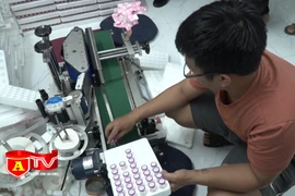 Cảnh giác với kính áp tròng mua trôi nổi trên mạng xã hội