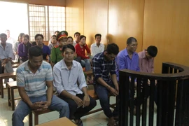 Con trai gây sự, cha cầm cây đánh chết người