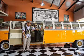 Thợ cơ khí Indonesia chế xe buýt "huyền thoại"