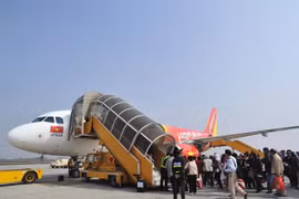 Đi máy bay dịp Tết, giá cao nhưng vẫn hết vé