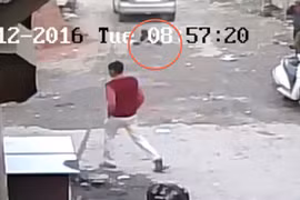 Thoát chết kỳ diệu dưới gầm ô tô