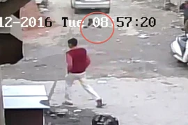 Thoát chết kỳ diệu dưới gầm ô tô