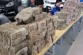 Chở nửa tấn tiền lẻ đi mua ô tô