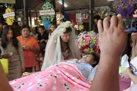 Sốc với cảnh đám cưới trong đám tang