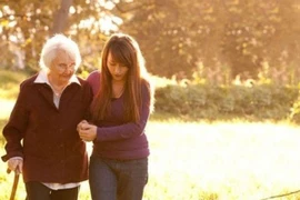 Thừa vitamin D, người già dễ bị té ngã