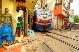 Ngắm Hà Nội từ… đường ray