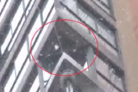 Ngã từ tầng 24 xuống đất do mải ngắm tuyết