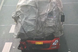 Xe tải bọc kín kính buồng lái chạy 75km/h