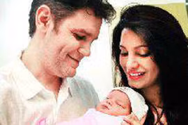 Hoa hậu sinh con từ trứng đông lạnh