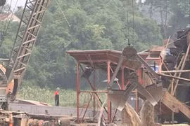 Họp báo vụ khai thác cát trái phép trên sông Hồng