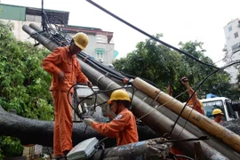 1 ngày sau khi bão số 1 đổ bộ: Nhiều nơi vẫn mất điện