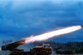 Ukraine di chuyển tên lửa đa nòng Uragan đến khu vực an ninh miền đông