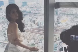 Ngọc Trinh lại gây sốt khi khoe ảnh hậu trường chụp quảng cáo