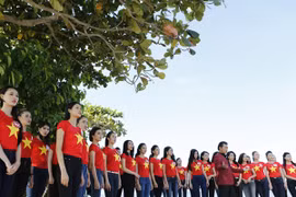 Thí sinh HHVN 2014 rực rỡ áo cờ đỏ sao vàng