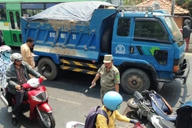 Cô gái trẻ la hét trong đau đớn khi bị xe ben cán gãy chân