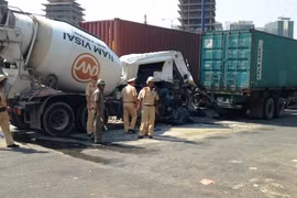 Hơn 30 phút nghẹt thở giải cứu tài xế mắc kẹt trong cabin biến dạng