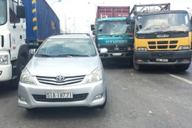 Xe bồn dính chặt xe container đẩy văng ô tô 4 chỗ hơn 20m