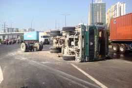 Xe ben gãy trục bánh sau, lật nhào giữa xa lộ