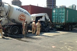 Hơn 30 phút nghẹt thở giải cứu tài xế mắc kẹt trong cabin biến dạng