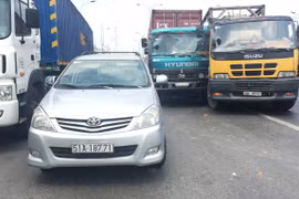 Xe bồn dính chặt xe container đẩy văng ô tô 4 chỗ hơn 20m