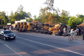 Xe chở container lật nhào trên quốc lộ 1A