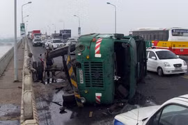 Xe rác “lộn cổ” vì sa “ổ voi” trên cầu Thăng Long