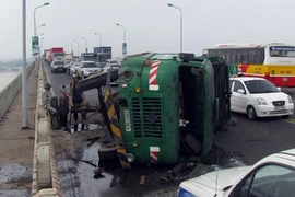 Xe rác “lộn cổ” vì sa “ổ voi” trên cầu Thăng Long