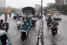 Hà Nội lại ngập nặng vì mưa