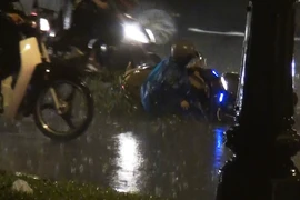 Hố rộng 1,5m xuất hiện cửa ngõ sân bay Tân Sơn Nhất, nhiều người vấp ngã