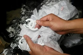 Phát hiện hàng nghìn phụ kiện giả nhãn hiệu Chanel