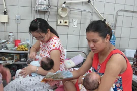 Giao mùa, hàng trăm trẻ nhập viện mỗi ngày 