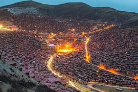 Bên trong “Ngôi làng Phật giáo” bí ẩn lớn nhất thế giới