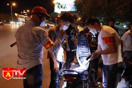 Cảnh sát 141 tuần tra thu giữ nhiều bình khí cười