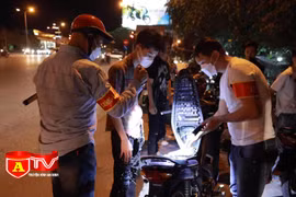 Cảnh sát 141 tuần tra thu giữ nhiều bình khí cười